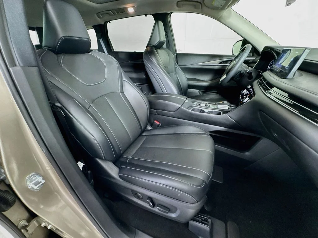 Certified Used 2023 Silver INFINITI LUXE image 40