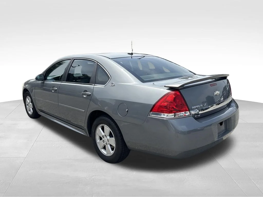 Used 2009 Dark Silver Metallic Chevrolet LT image 3