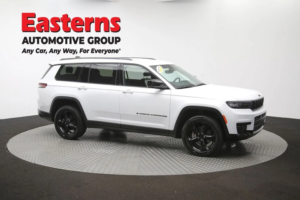 Used 2023 White Jeep Altitude image 49