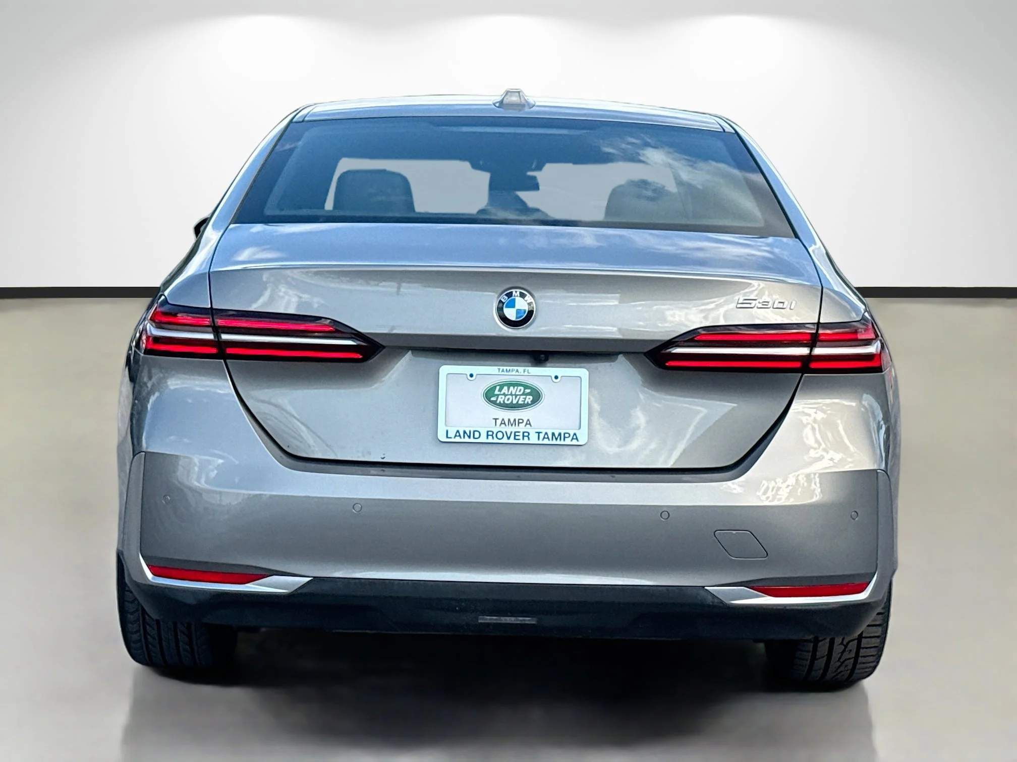 Used 2024 Gray Metallic BMW 530i image 4
