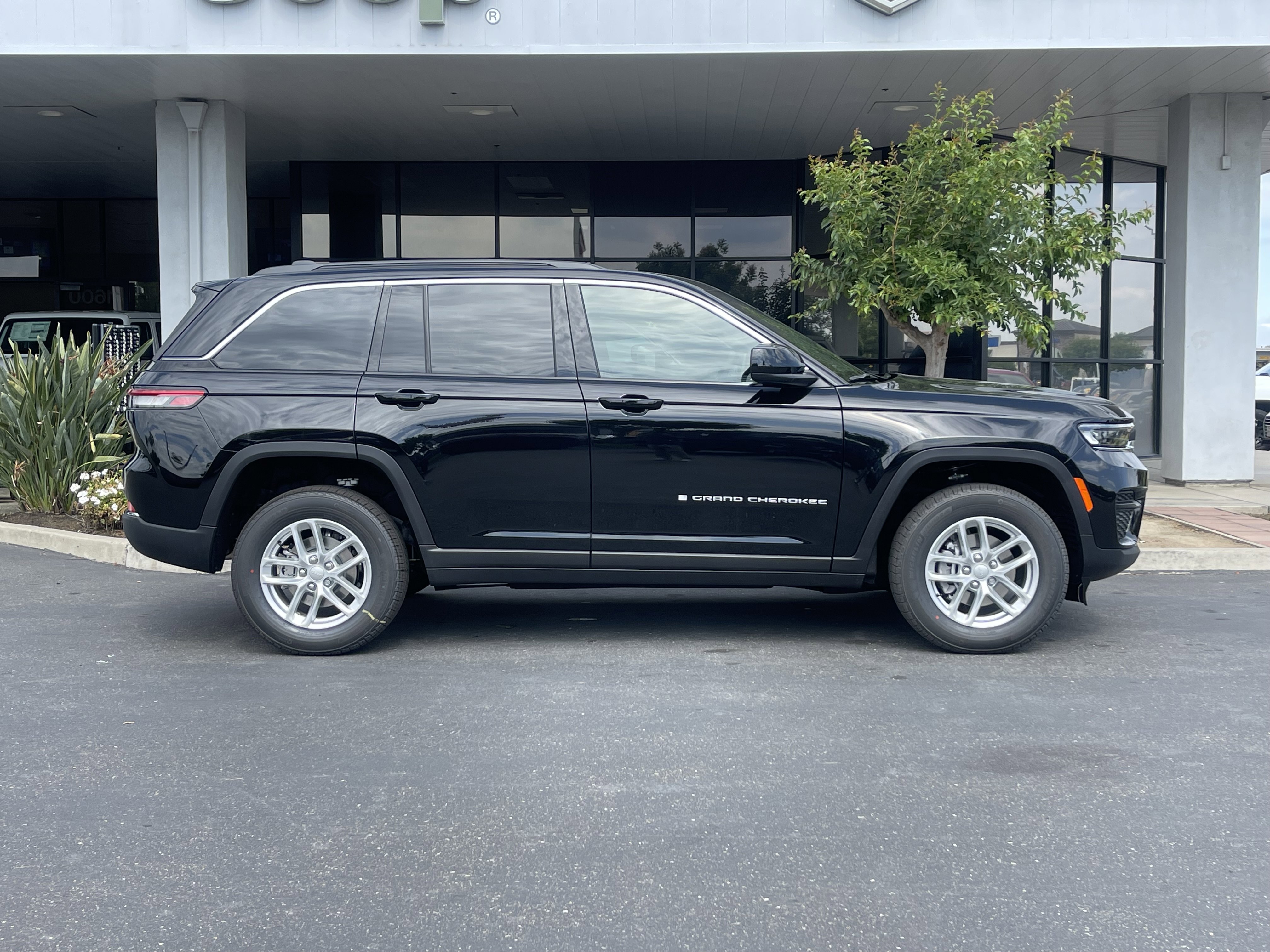 New 2026 Diamond Black Crystal Pearl-Coat Exterior Paint Jeep Laredo image 4