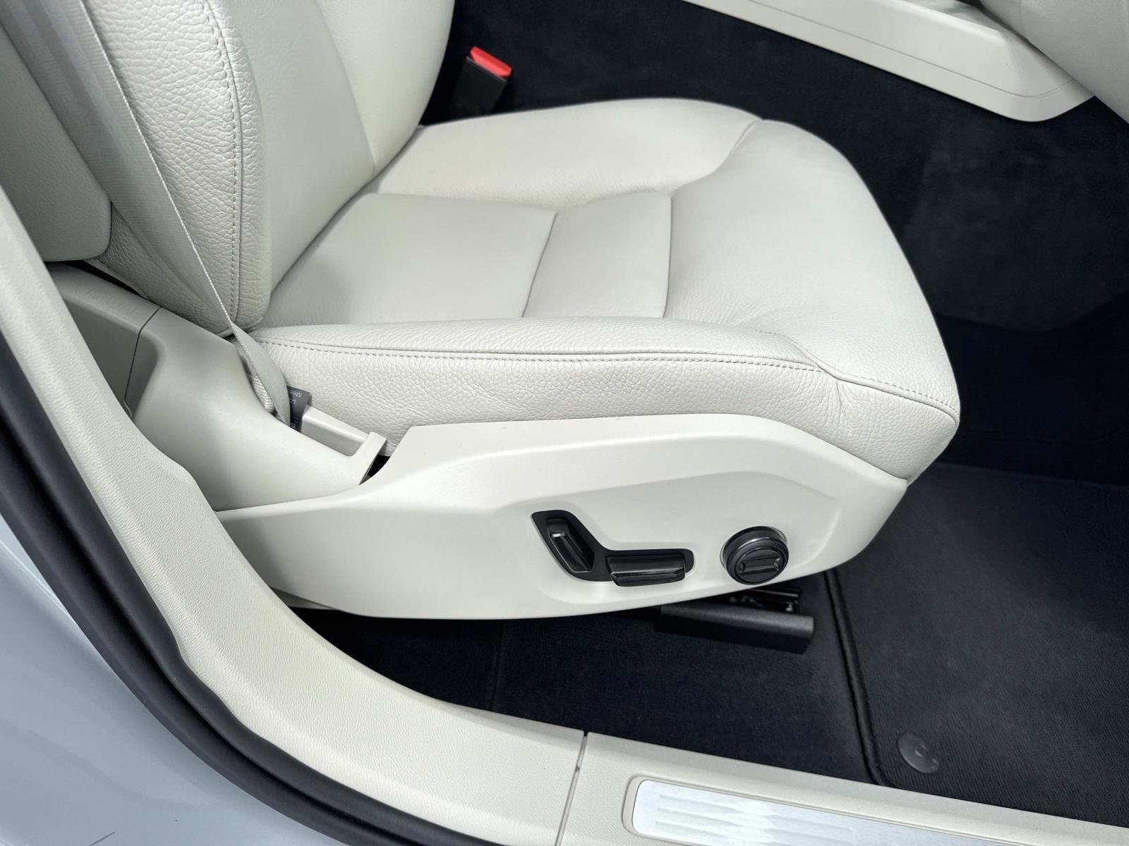 Used 2024 Vapour Grey Metallic Volvo Plus Dark Theme image 11