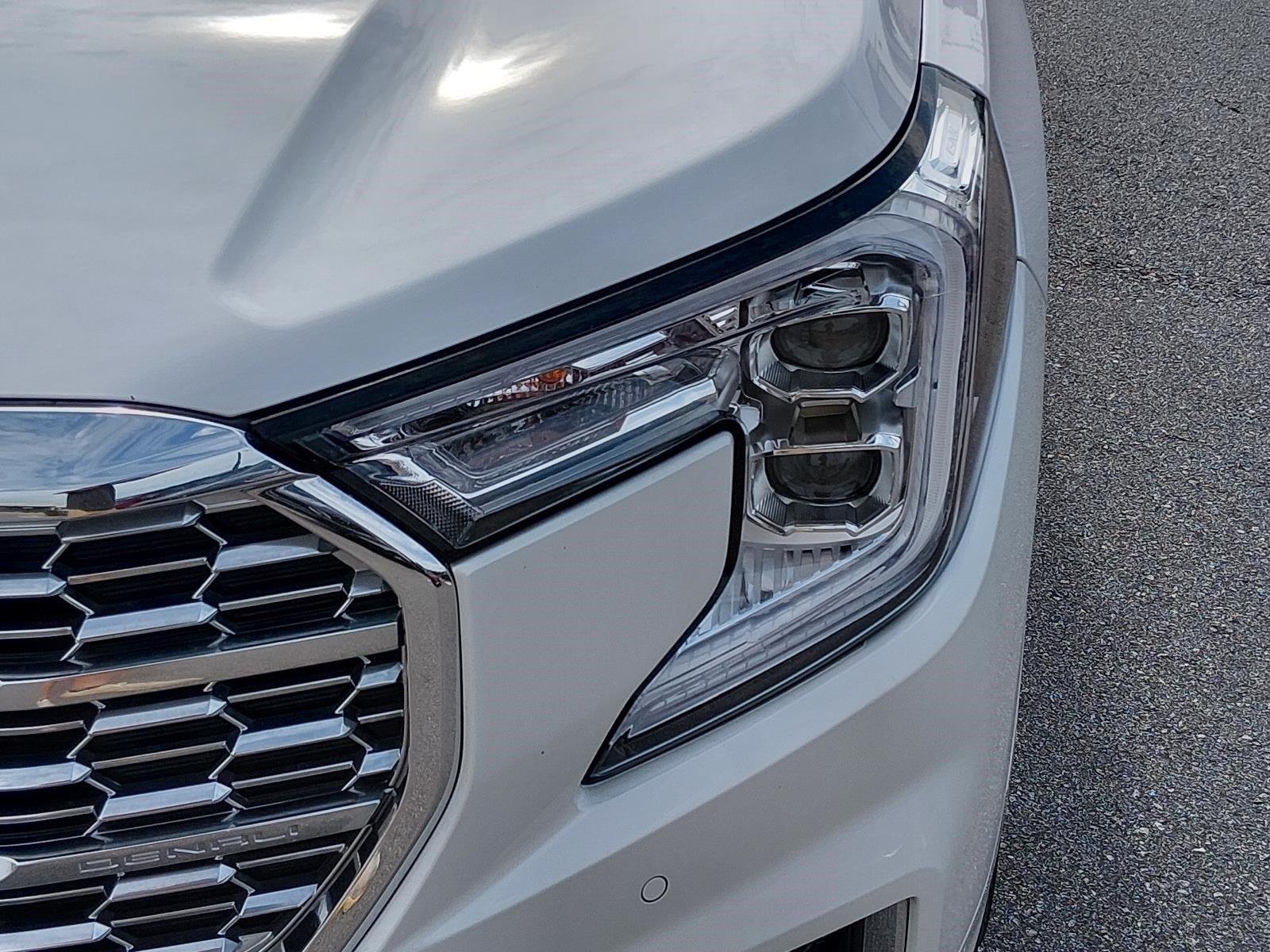 Used 2024 White Frost Tricoat GMC Denali image 10