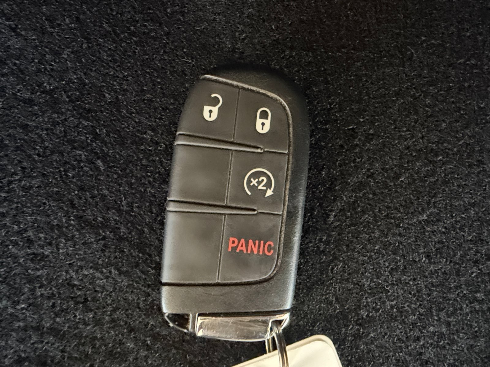 Used 2025 Silver Zynith Metallic Clearcoat Jeep Latitude image 30
