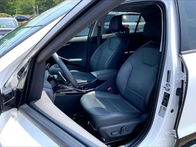 Used 2023 White Kia SX image 5