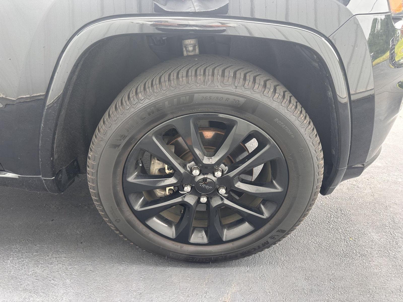 Used 2021 Diamond Black Crystal Pearlcoat Jeep Laredo X image 29