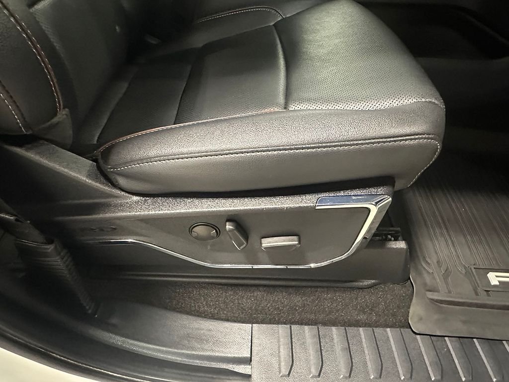 Used 2022 White Ford Lariat image 31