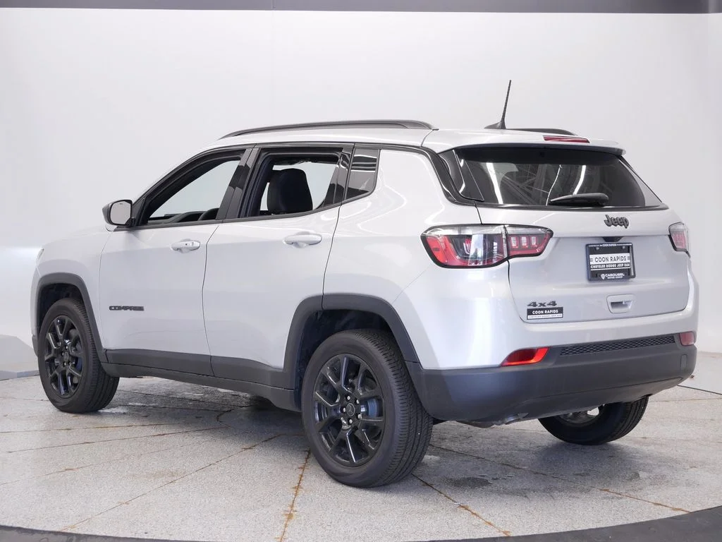 New 2026 Silver Zynith Metallic Clearcoat Jeep Latitude image 3