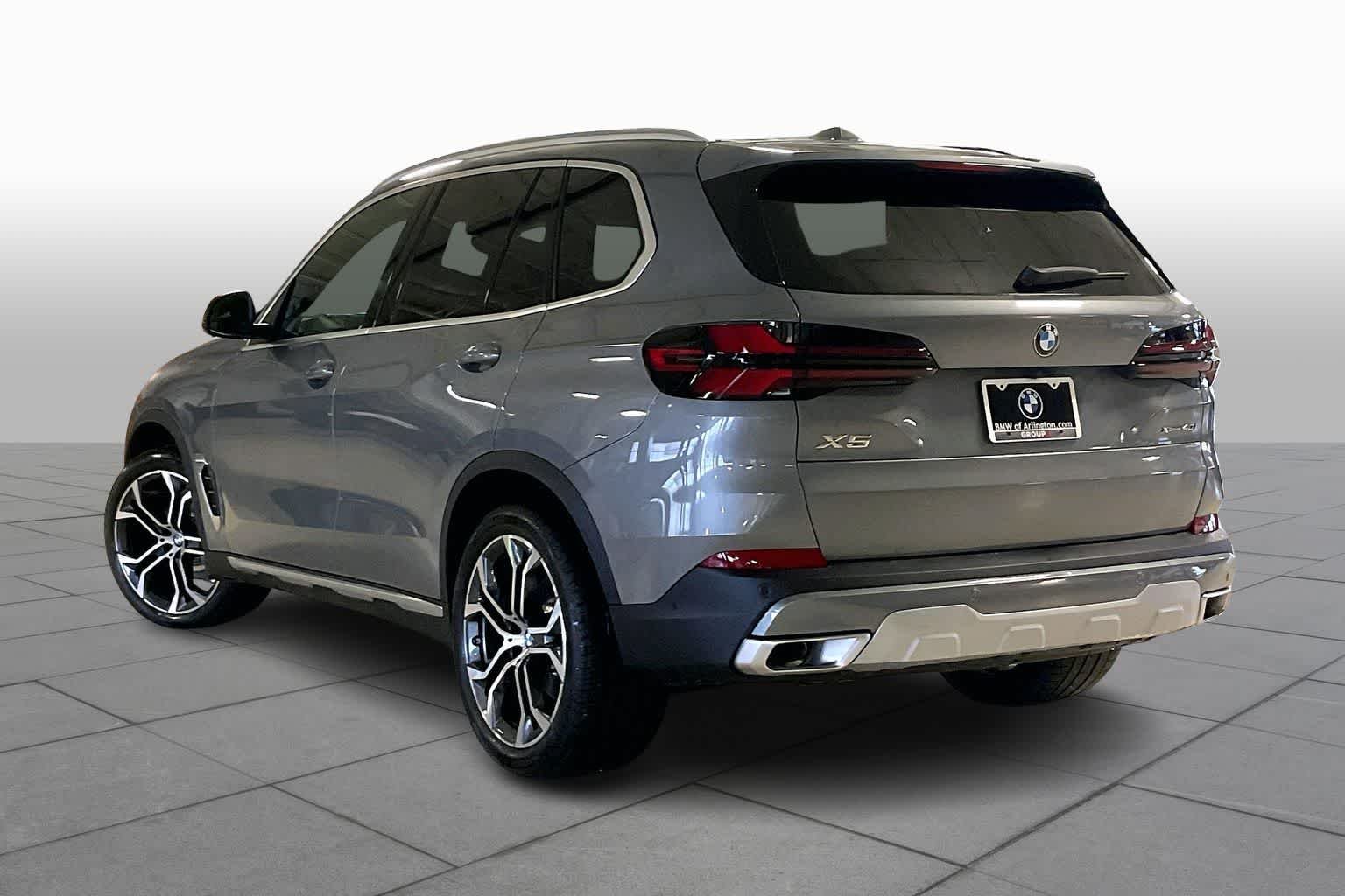 Used 2026 Skyscraper Grey Metallic BMW xDrive40i image 12