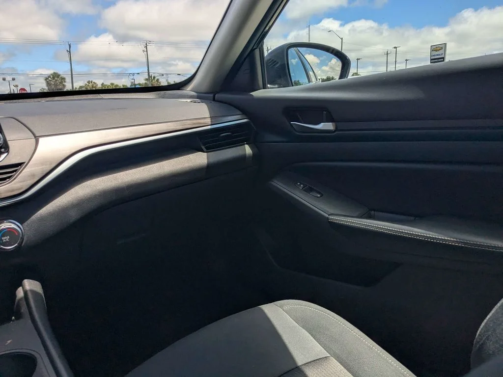 2025 Nissan Altima SV - Photo 15