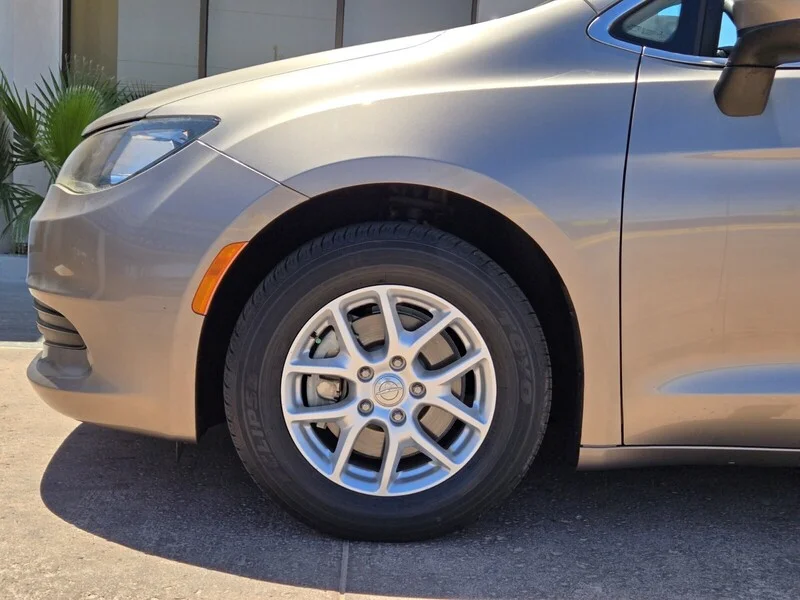 Used 2017 Molten Silver Chrysler Touring image 6