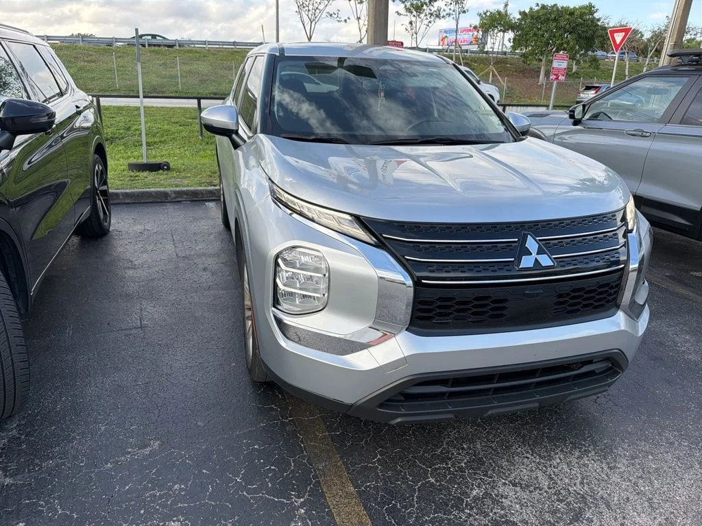 Used 2022  Mitsubishi ES image 2