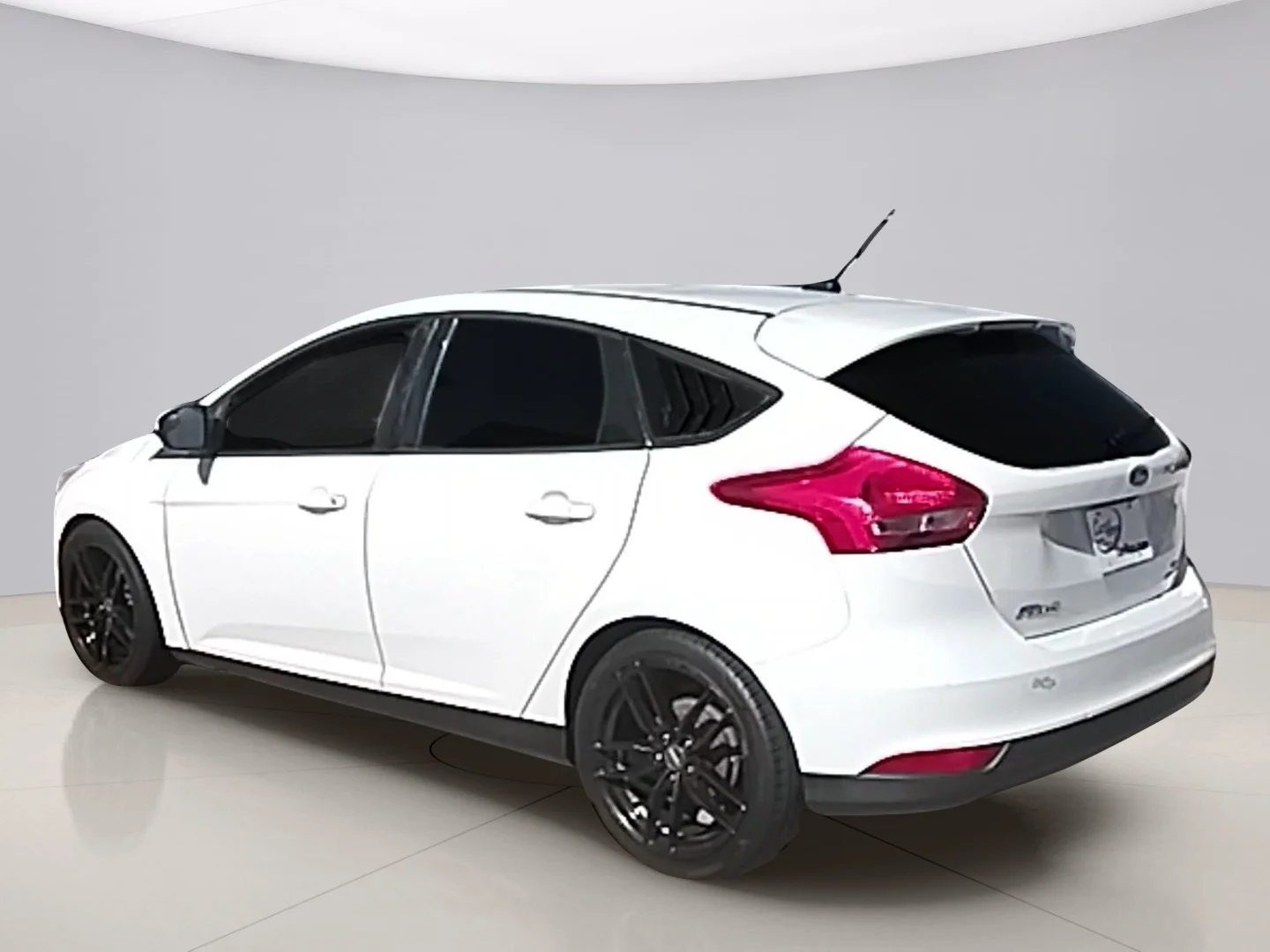 Used 2015 White Ford SE HATCHBACK image 3