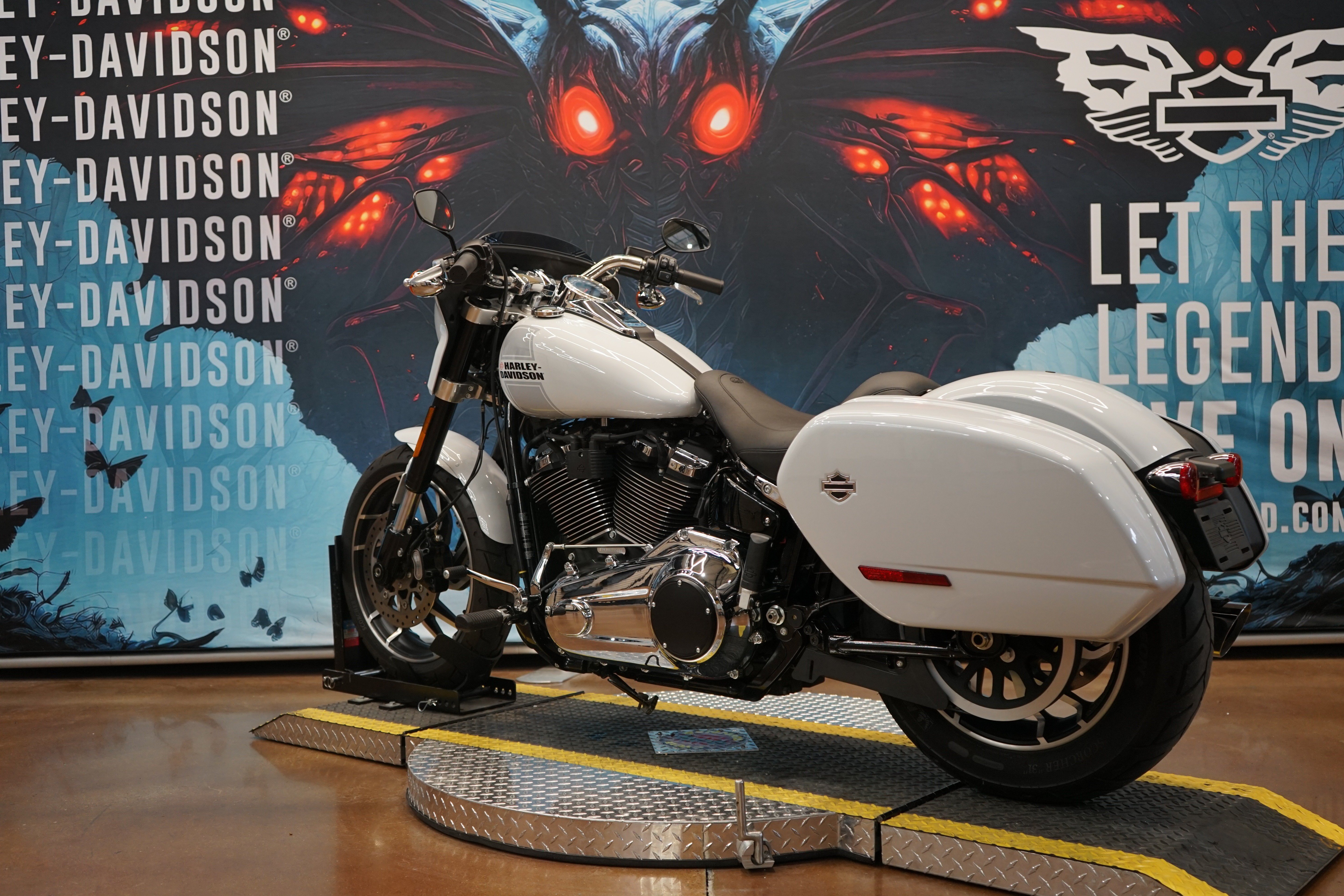 Used 2021 Stone Washed White Pearl Harley-Davidson  image 8