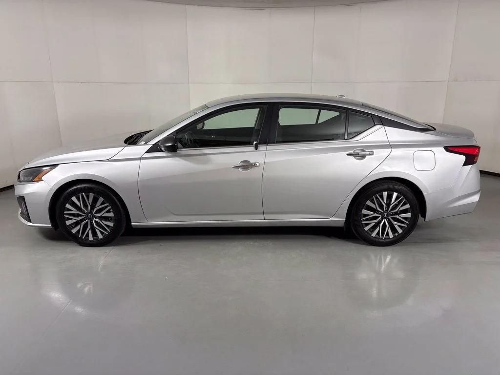 Used 2024 Silver Nissan 2.5 SV image 5