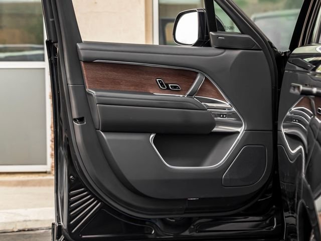 Used 2023 Santorini Black Metallic Land Rover SE image 12