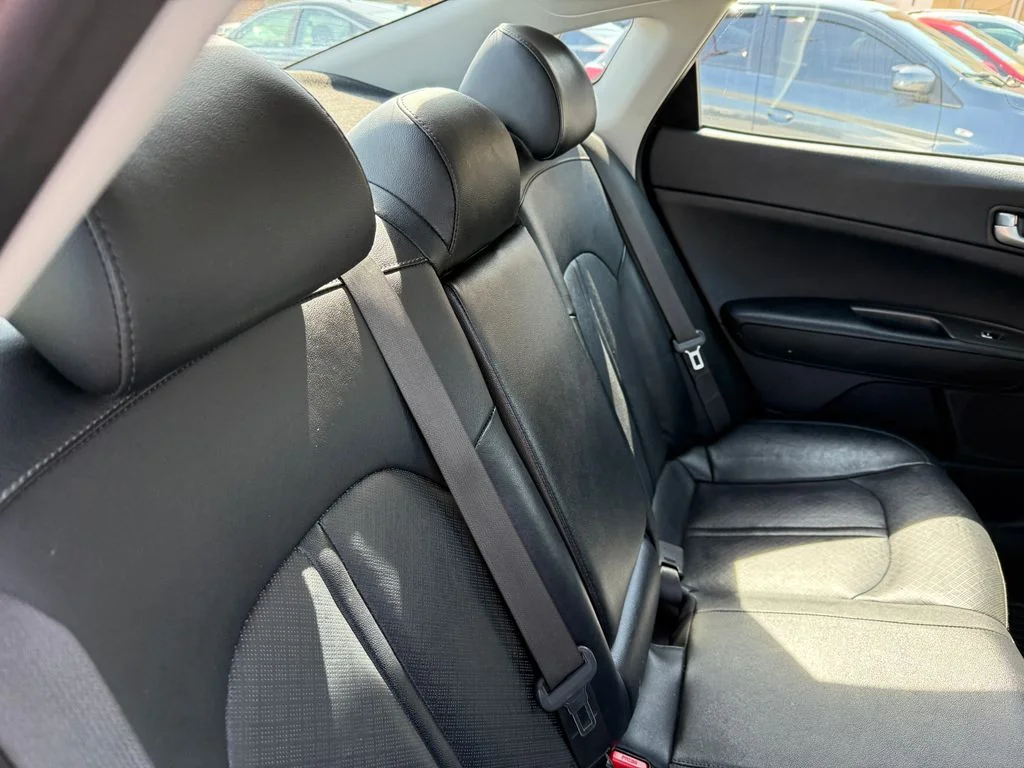Used 2020 Silver Kia SE image 17