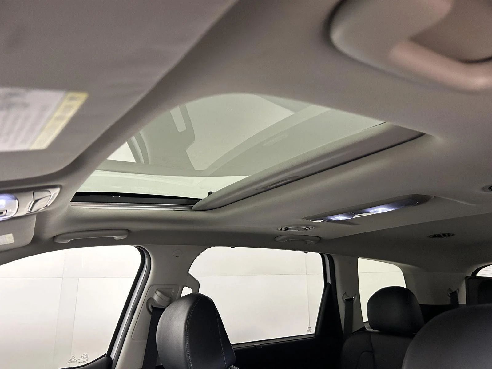 Used 2022 White Pearl Kia EX image 30