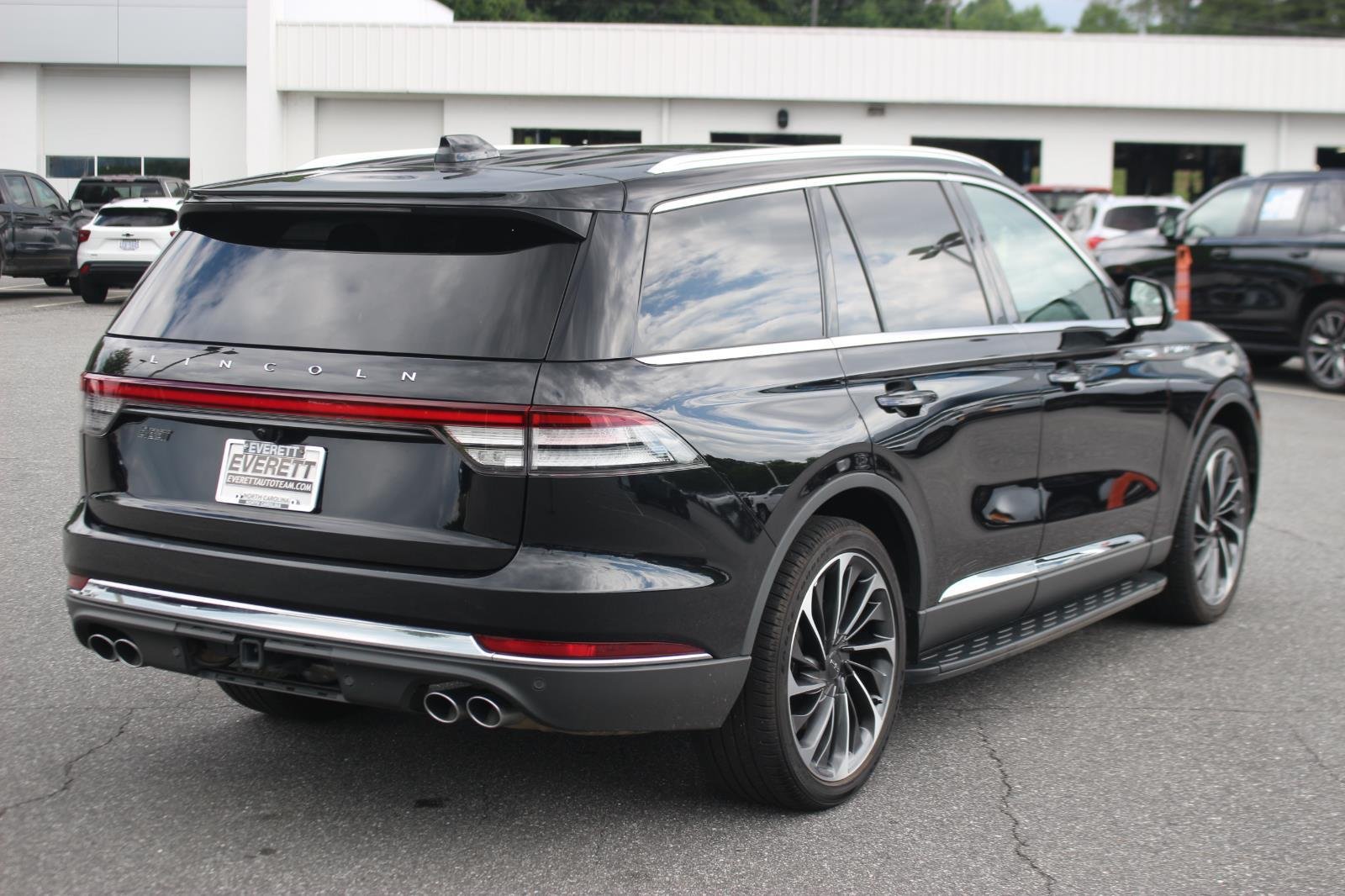 Used 2025 Infinite Black Metallic Clearcoat Lincoln Reserve image 7
