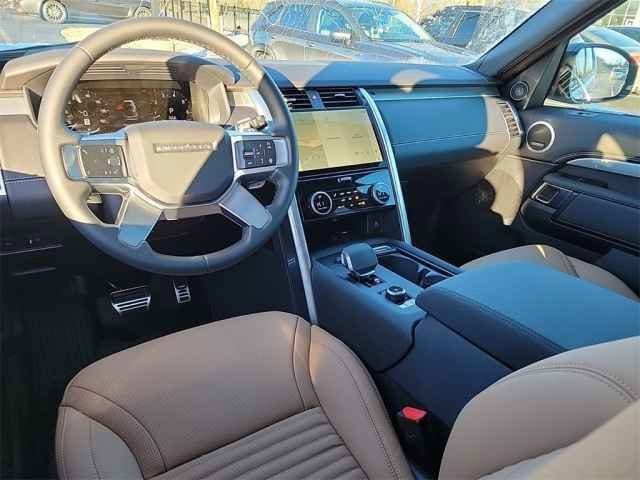 Used 2025 White Land Rover Dynamic se image 29