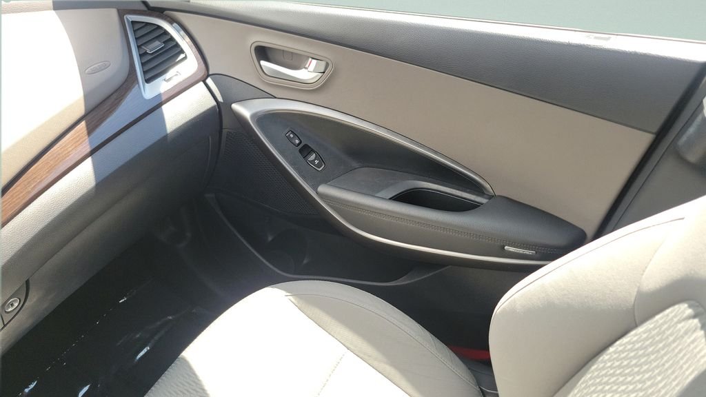 Used 2017 White Hyundai SE image 13