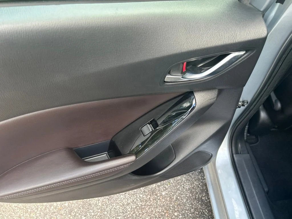 Used 2018 Silver Mazda Touring image 25