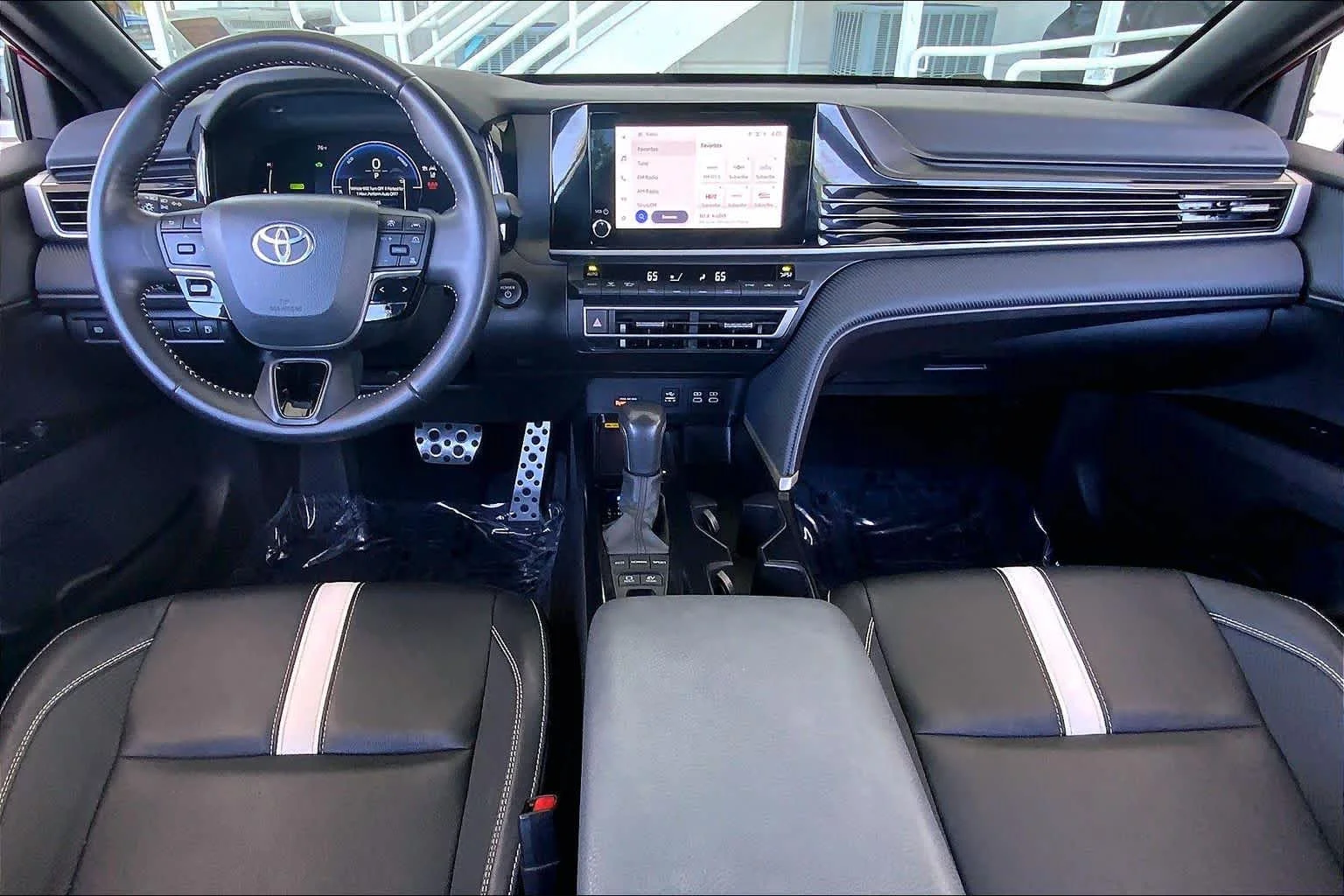 2025 Toyota Camry SE - Photo 16