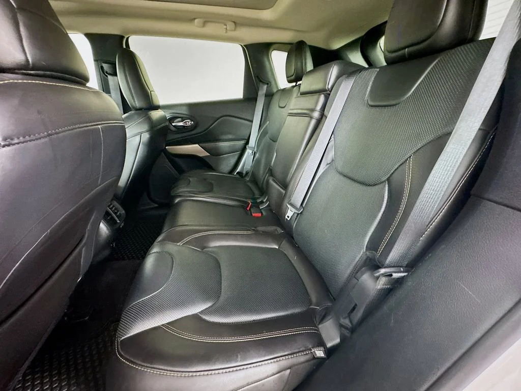 Used 2017 Bright White Clearcoat Jeep Limited image 29
