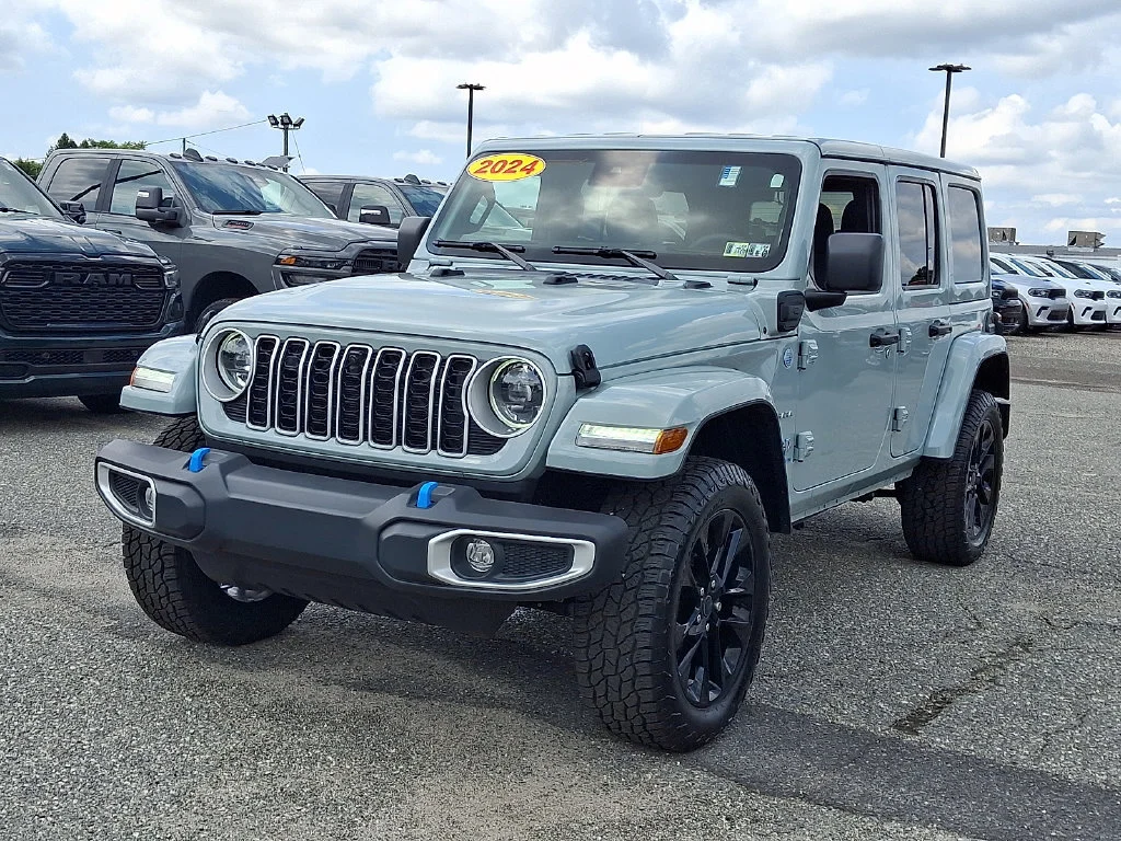 Used 2024 Earl Clearcoat Jeep Sahara image 5