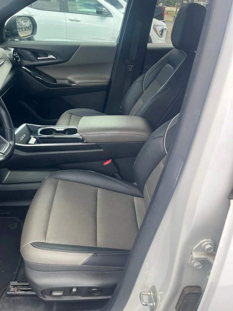 Used 2025 Summit White Chevrolet LT image 5