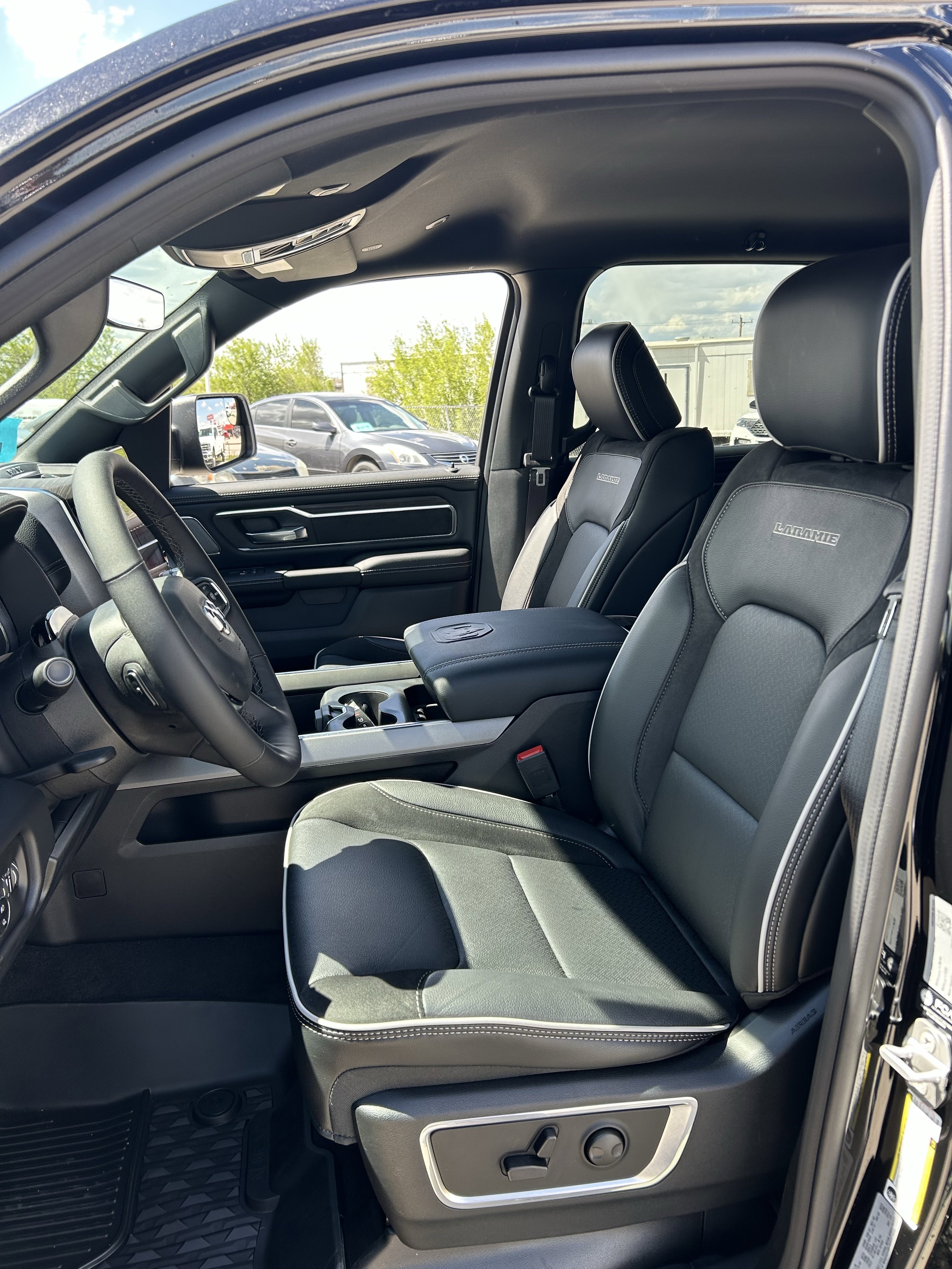 New 2026 Diamond Black Crystal Pearlcoat Ram Laramie image 22