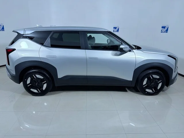 New 2027 IVORY SILVER Kia LX image 9
