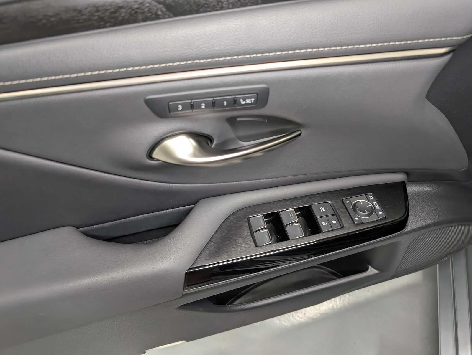 Used 2023 Iridium Lexus  image 38