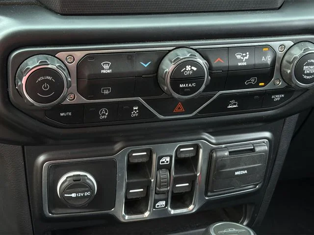Used 2022 Red Jeep Sport image 28