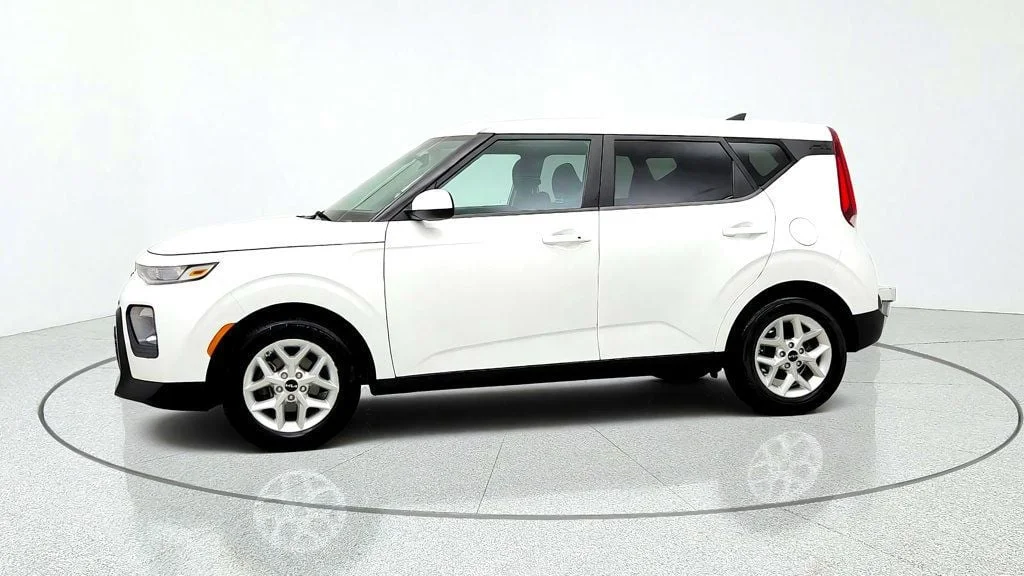 Used 2022 Snow White Pearl Kia S IVT image 8