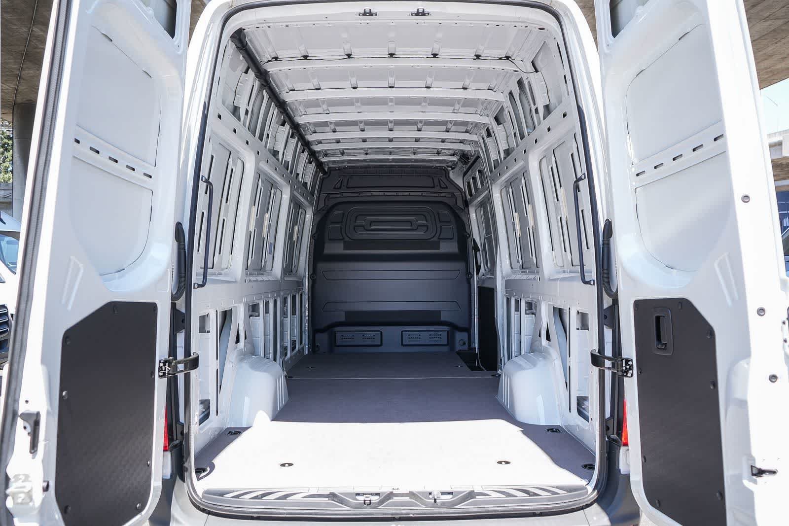 New 2025 Arctic+White Mercedes-Benz Cargo 170WB High Roof 113kW Battery RWD HO Motor image 67