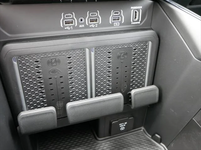 New 2026 Diamond Black Crystal Pearl-Coat Exterior Paint RAM LARAMIE image 17