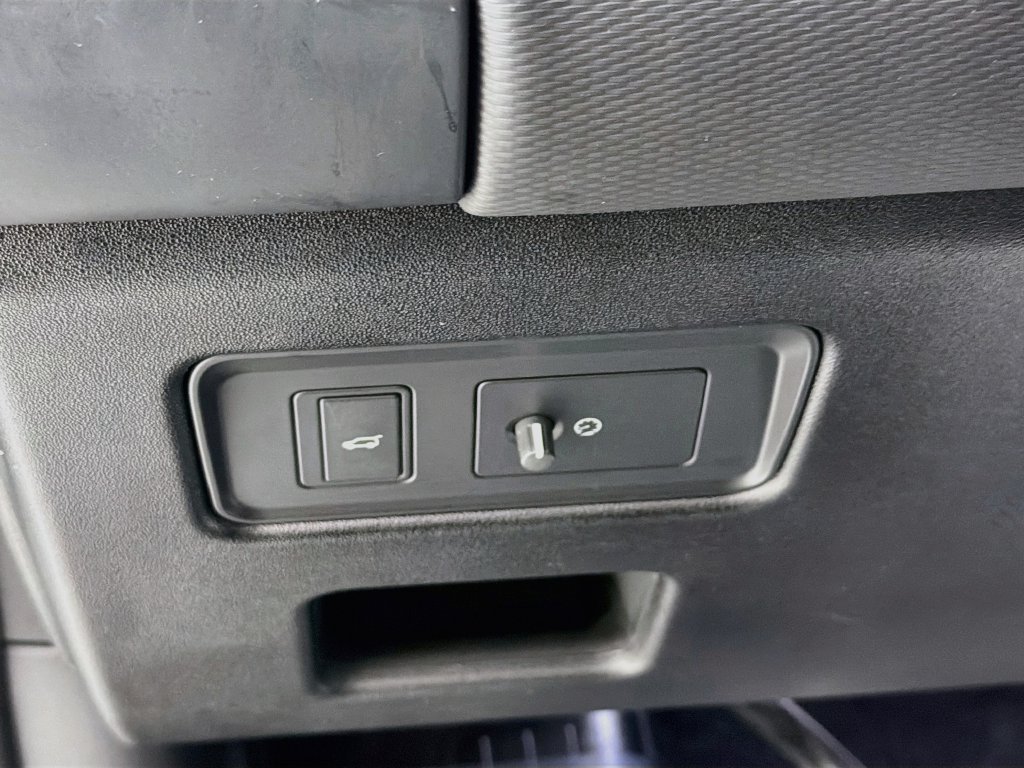 Certified Used 2023 White Land Rover S R-Dynamic image 10