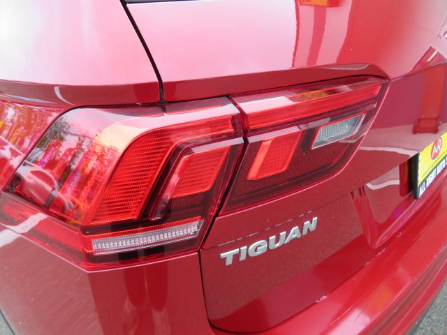 Used 2019 Cardinal Red Metallic Volkswagen SEL Premium image 33
