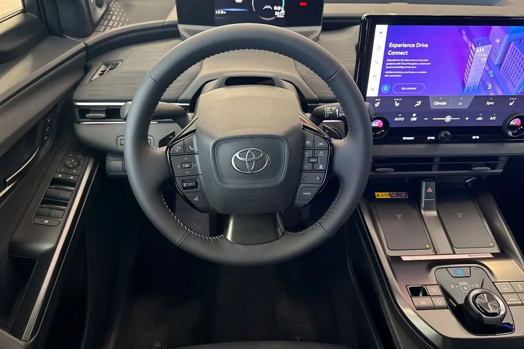 New 2026 Wind Chill Pearl with Midnight Black Metallic roof <sup>1</sup> Toyota  XSE image 15