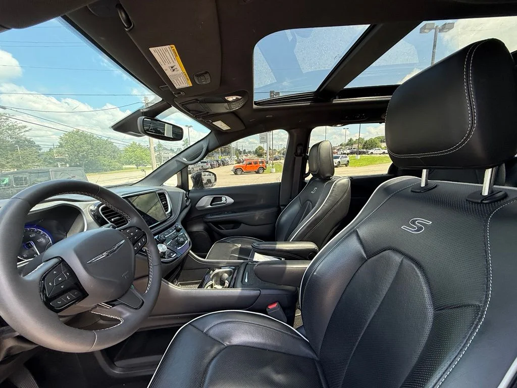 Used 2025 Black Chrysler Limited image 12