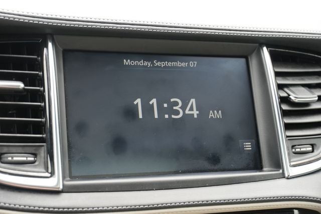 Used 2023 White INFINITI LUXE image 33