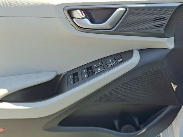 Used 2020 White Hyundai SE image 11