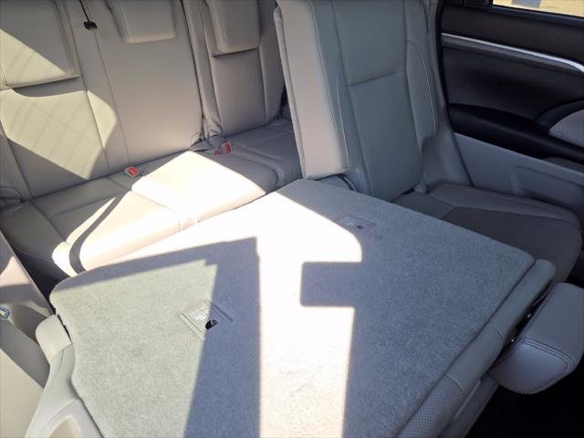 Certified Used 2017 BLIZZARD PEARL Toyota  image 8