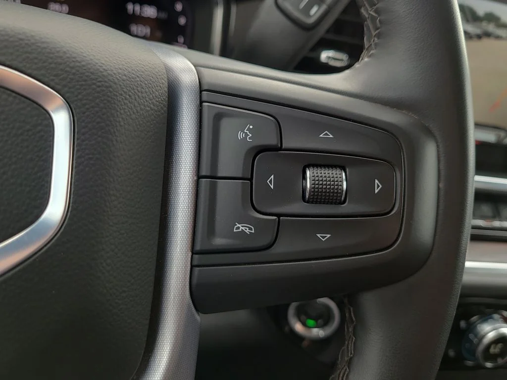 Used 2025 White GMC SLT image 27