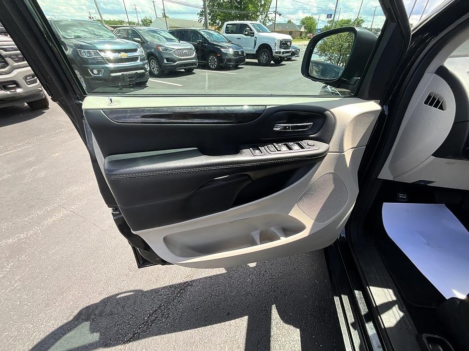 Used 2018 Black Dodge SE image 11