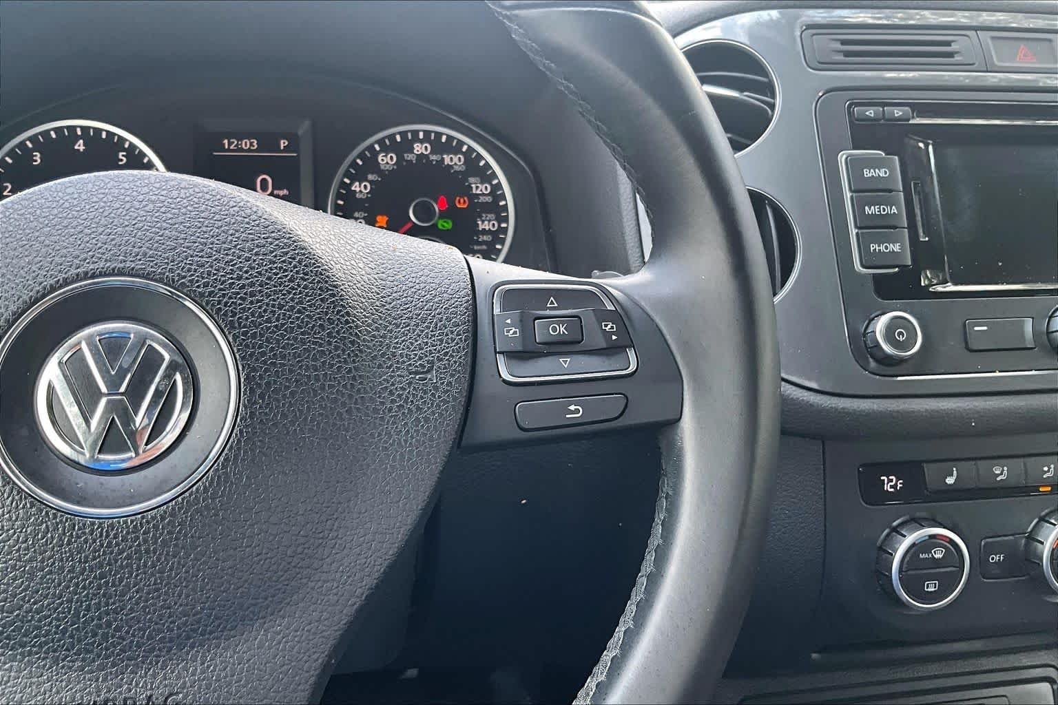 Used 2014 Pepper Gray Metallic Volkswagen SEL image 25