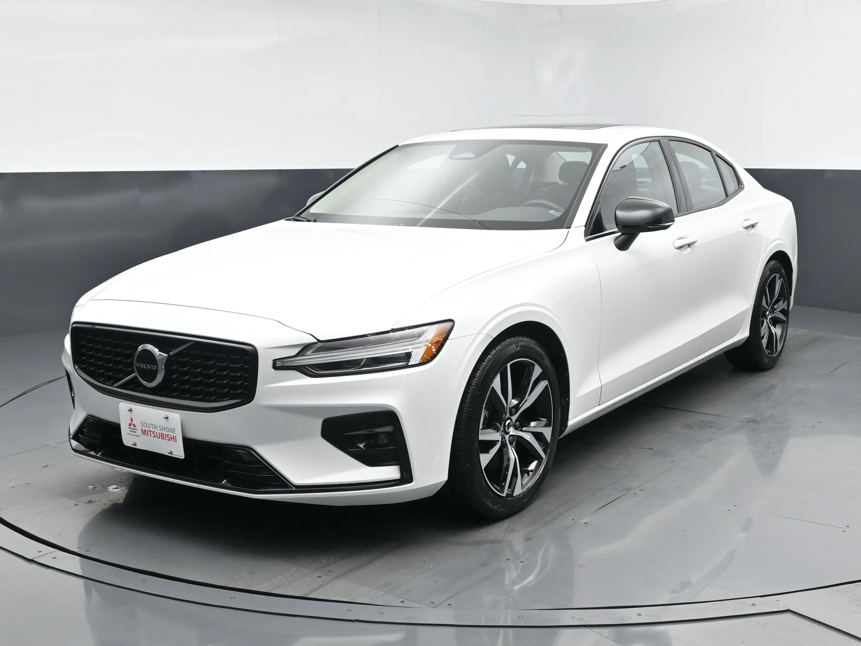 2024 Volvo S60 B5 Core Dark Theme's photo