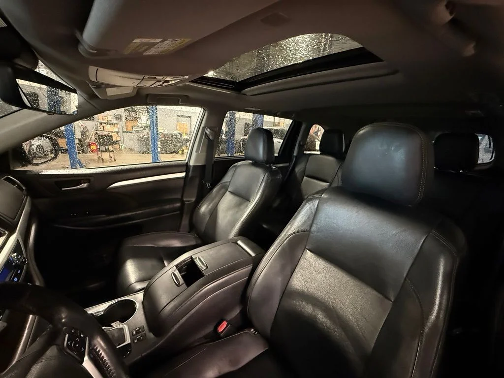 Used 2019 Silver Toyota XLE image 21