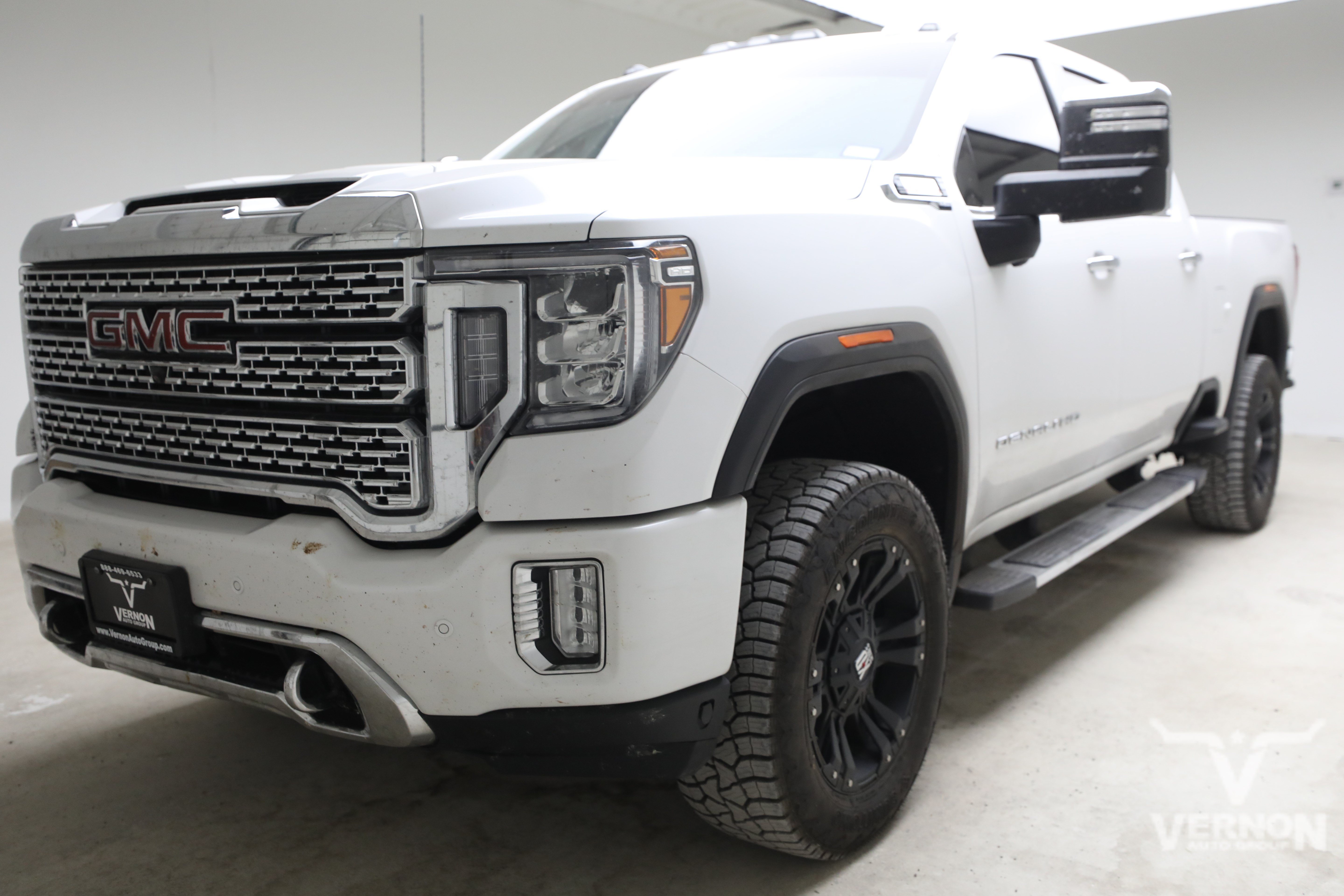 Used 2020 White Frost Tricoat GMC Y image 1